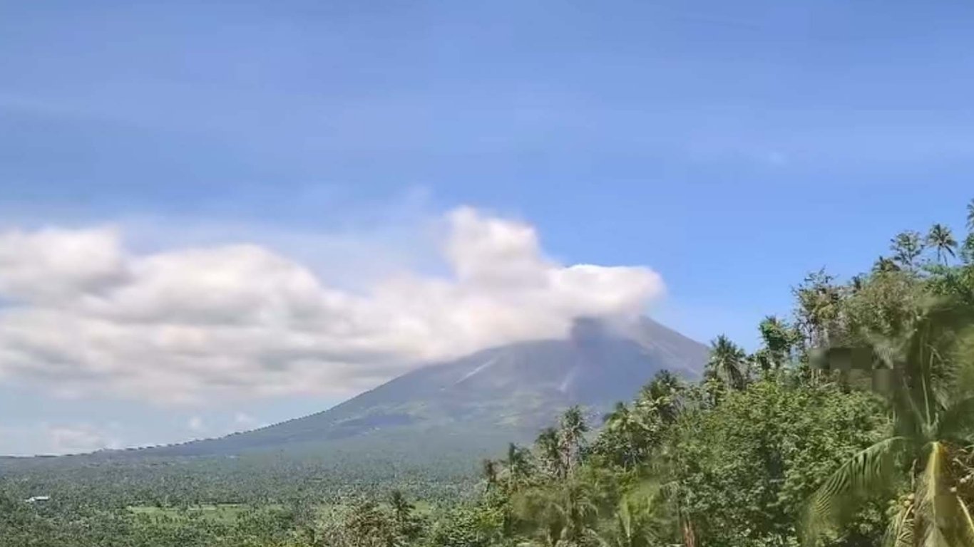 47 quakes rock Mayon; Alert Level 3 stays