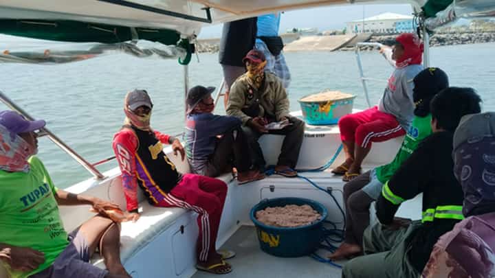 AUTHORITIES apprehended 15 fishermen and confiscated three boats in Orion for violating local fishing regulations.