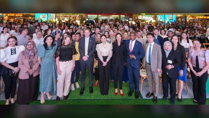 MOVERS and shakers: (from left) Consul Vanessa Pastor-Ledesma; Trade Attachè of the Indonesian Embassy, Mrs. Rahayu Ningsih; president of the Cultural Center of the Philippines Kaye Tiñga; Madame Cathrine Lyster; Norwegian Ambassador Christian Halaas Lyster; DTI Secretary Cristina Roque; French Ambassador Marie Fontanel; Malaysian Ambassador Dato’ Abdul Malik Melvin Castelino; Korean Ambassador Lee Sang-Hwa; Trade Attaché of the Malaysian Embassy, Azlina Che Dir; project officer at the Australian Embassy, Ms. Madelaine Valte-De Jesus; and DTI assistant secretary Nylah Bautista.