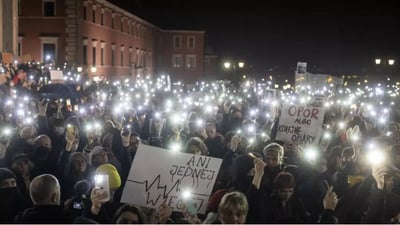 Polish doctors face ruling over death of woman after abortion delayed