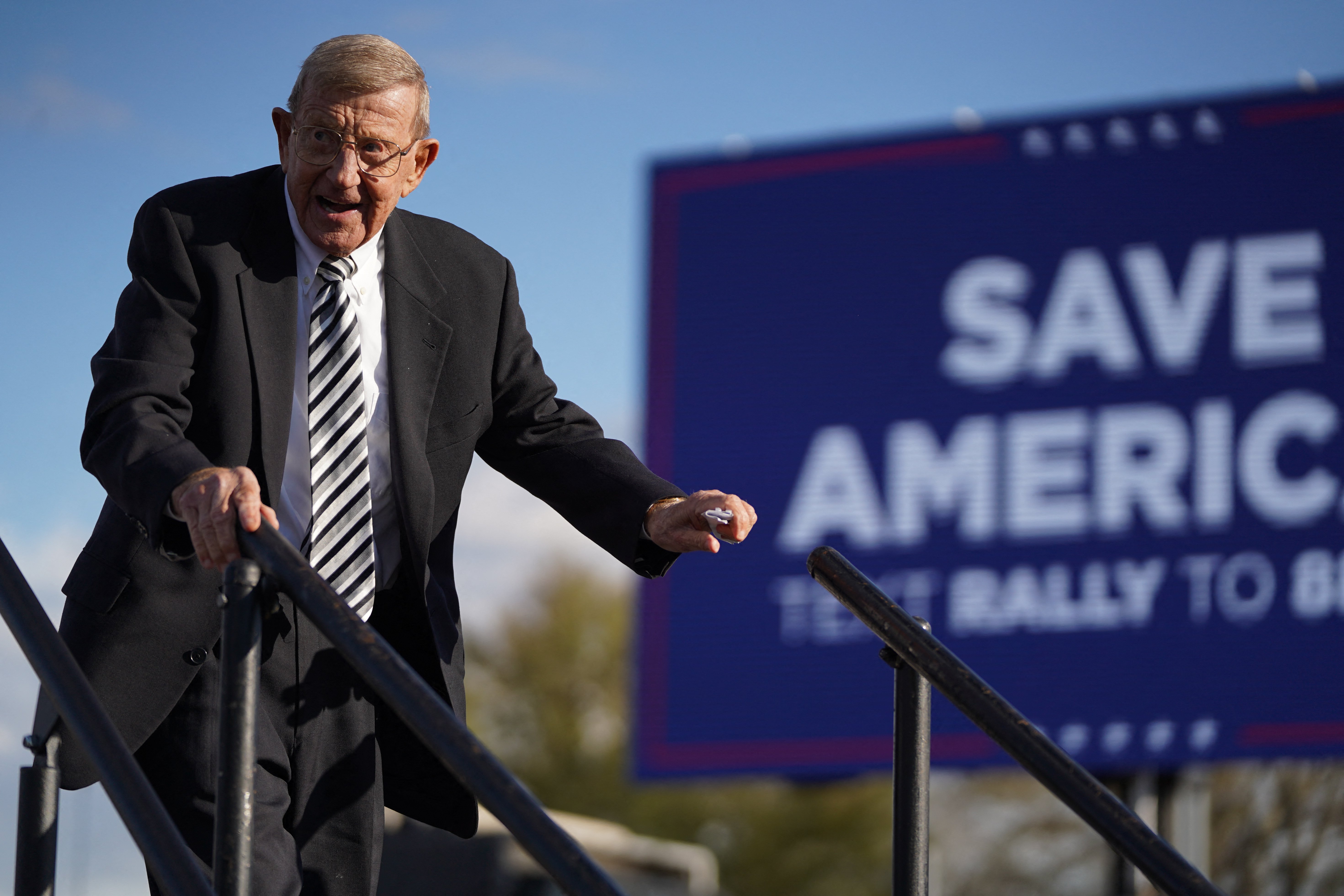 College football legend Lou Holtz dies at 89