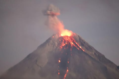 Mayon logs 30 quakes, effusive eruption
