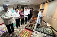 Malaysian Embassy officials, including Ambassador Dato’ Abdul Malik Melvin Castelino, lead the Iftar Dua as guests join in prayer during the 4 March Iftar gathering at the embassy in Makati.