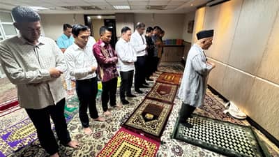 Malaysian Embassy officials, including Ambassador Dato’ Abdul Malik Melvin Castelino, lead the Iftar Dua as guests join in prayer during the 4 March Iftar gathering at the embassy in Makati.