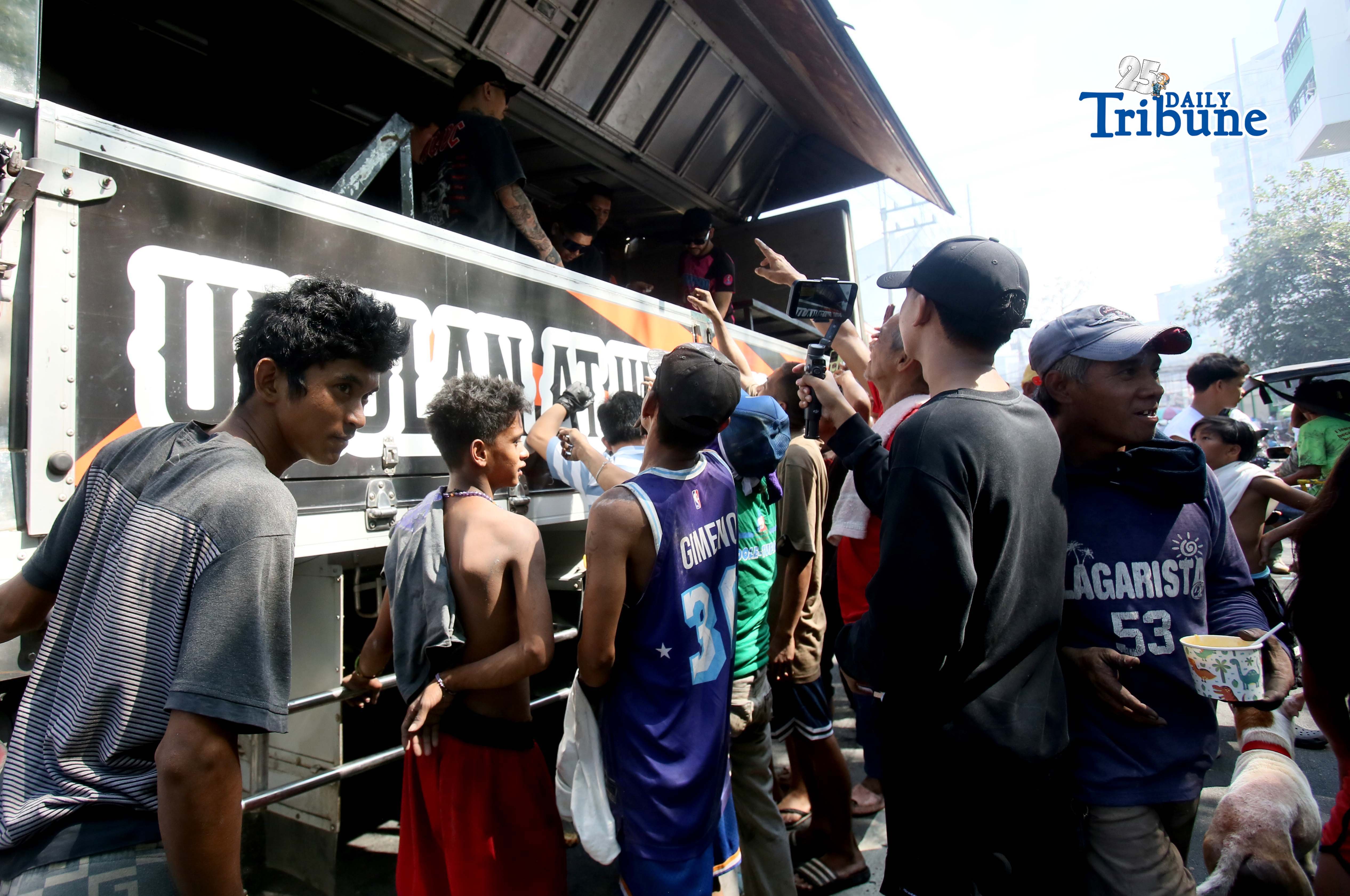 Volunteers serve free lugaw to fire victims