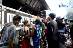 Volunteers serve free lugaw to fire victims