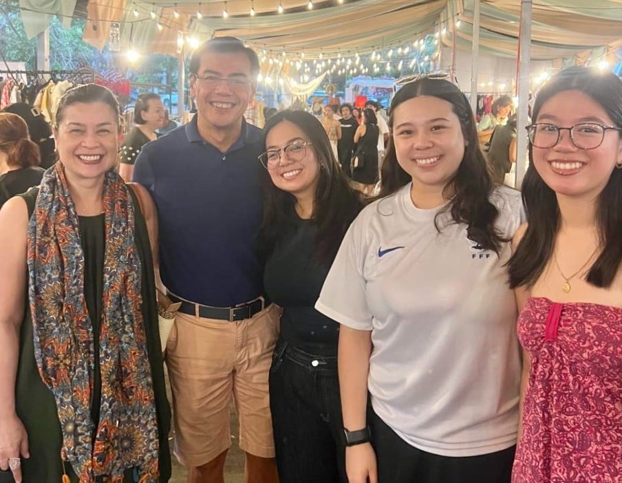 MARICAR and Alby Xerez Burgos with girls.