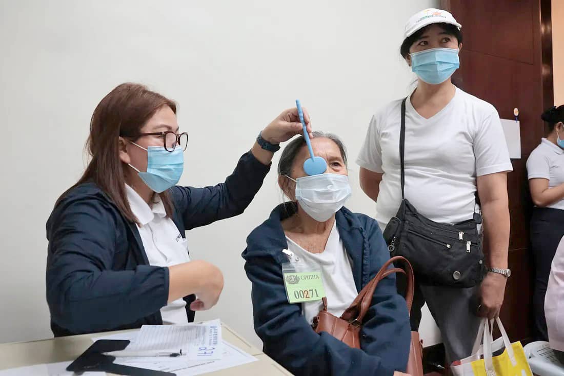 CATARACT patient Leonila Bingco (center), who has cataract in her remaining functional eye, is screened before getting a surgery schedule.