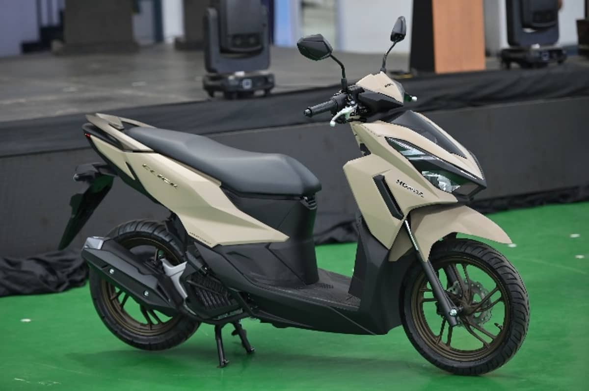 SIDE profile of the Honda Click125 shown at the Batangas facility as the company begins localized engine production for the scooter.
