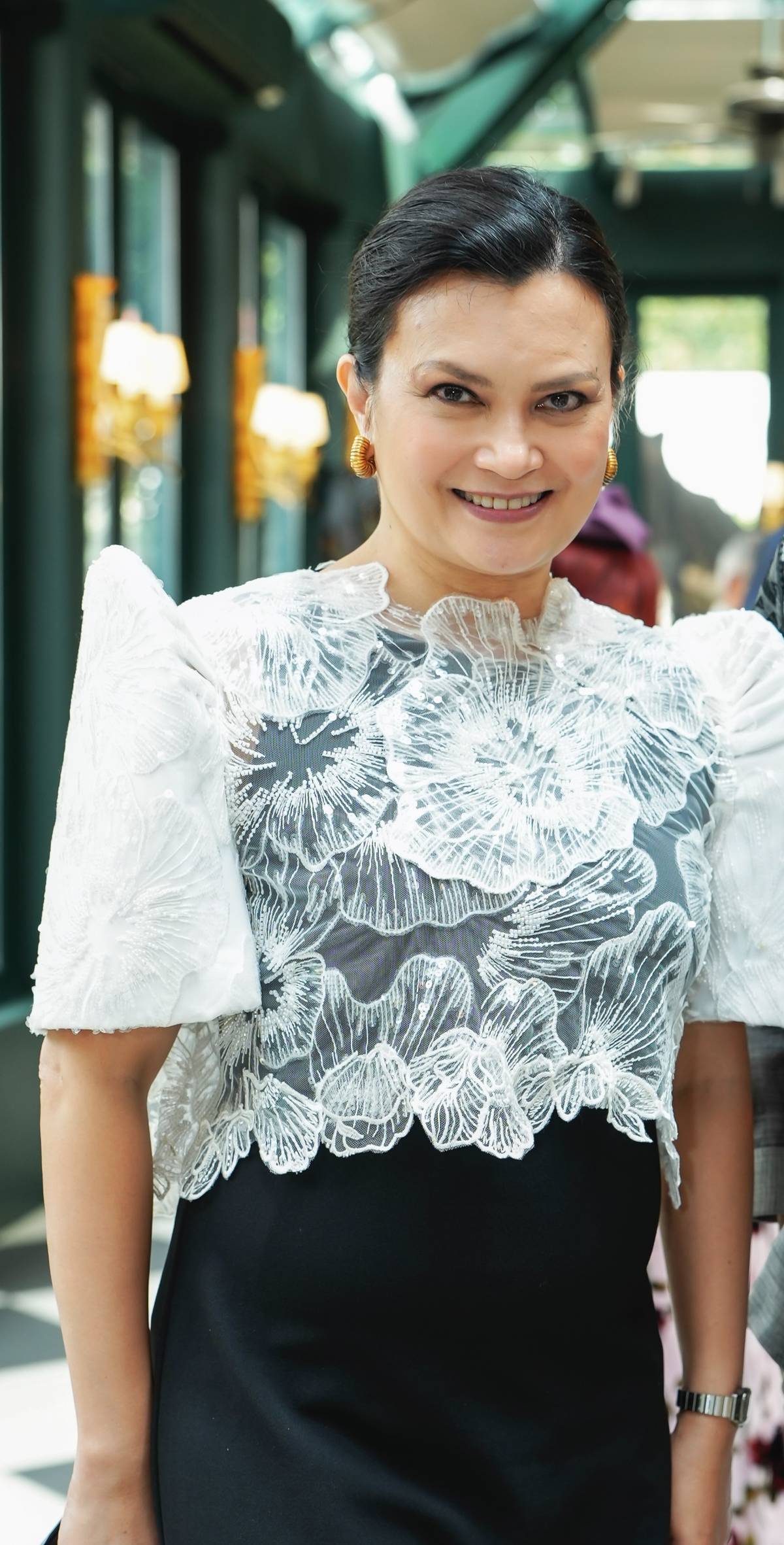 HOST Daphne Oseña