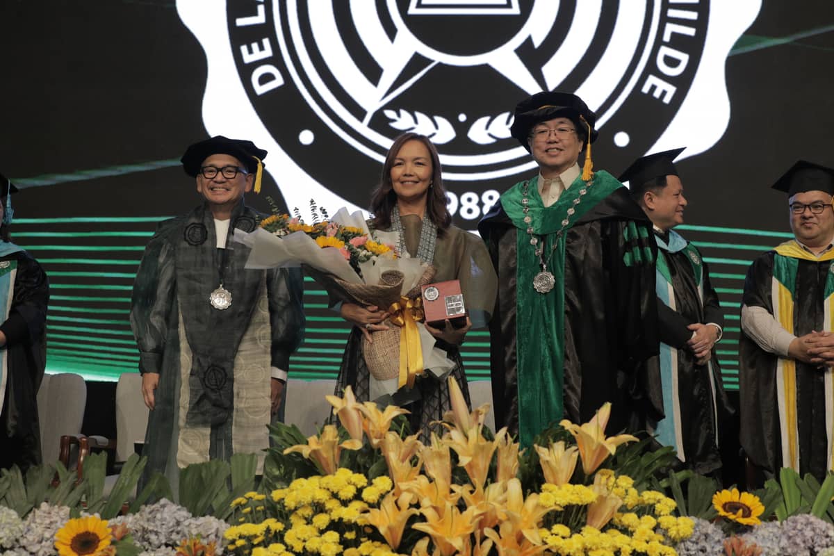 THE outstanding Benilde Alumna is flanked by DLS-CSB president Br. Edmundo Fernandez FSC and Chancellor Benhur Ong.