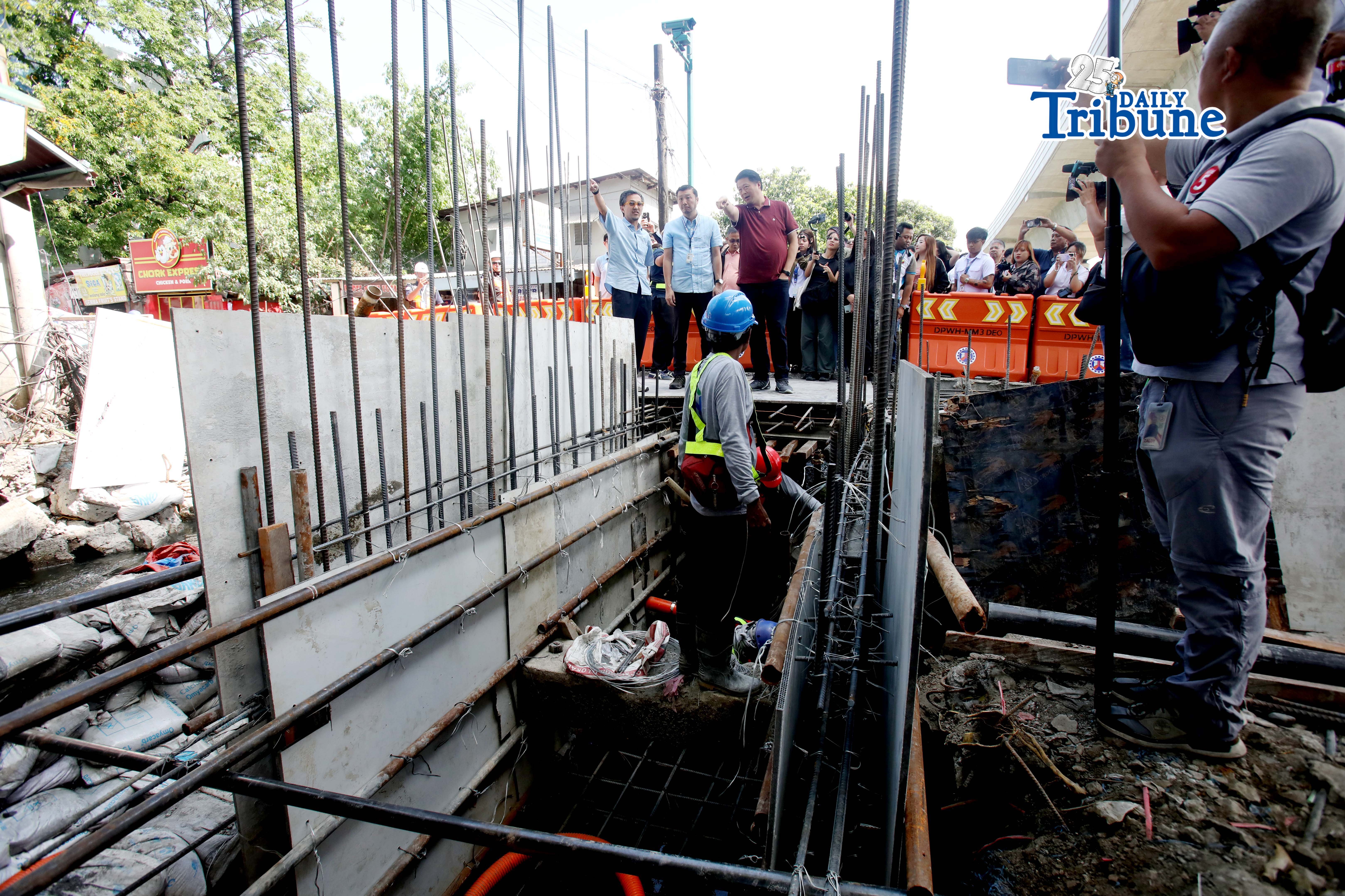 Dizon inspects Valenzuela bridge