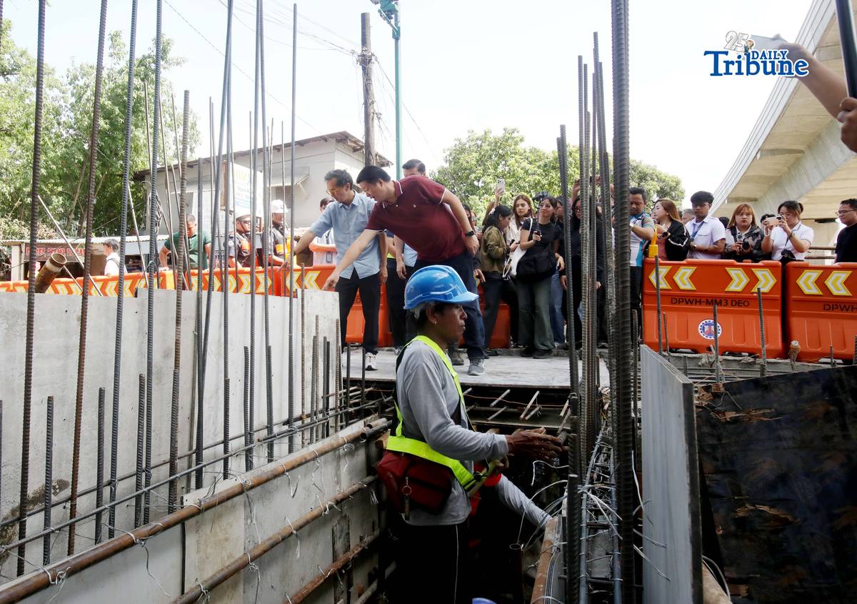 (March 10 2026) Department of Public Works and Highways (DPWH) Secretary Vince Dizon, together with Valenzuela City Mayor Wes Gatchalian, inspected the ongoing drainage at Veinte Reales Bridge, along T. Santiago Street near MacArthur Highway on Tuesday, March 10, 2026, to mitigate flooding in the area they put double box culvert to address flooding in the area, which worsened following construction activities for the Department of Transportation’s North-South Commuter Railway that disrupted existing drainage systems and catch basins. Photo/Analy Labor