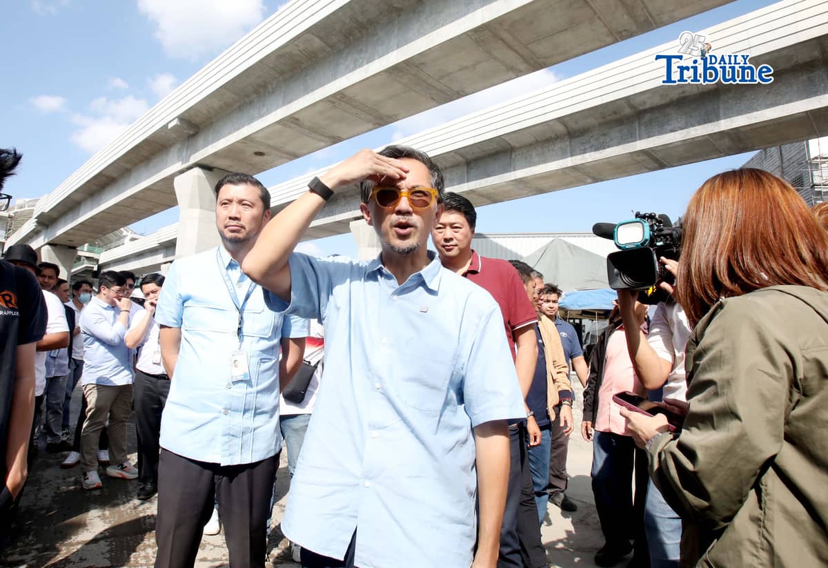 (March 10 2026) Department of Public Works and Highways (DPWH) Secretary Vince Dizon, together with Valenzuela City Mayor Wes Gatchalian, inspected the ongoing drainage and road rehabilitation works near PNR depot in Valenzuela station, Valenzuela City on Tuesday, March 10, 2026. The project aims to mitigate flooding in the area, which worsened following construction activities for the Department of Transportation’s North-South Commuter Railway that disrupted existing drainage systems. Photo/Analy Labor