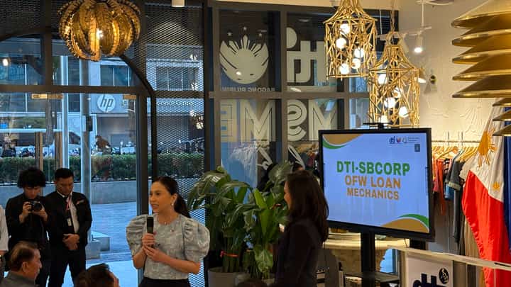 Trade Secretary Cristina A. Roque awards beneficiaries of the Women’s Enterprise Fund during the launch of the OFW Negosyo Fund and Export Business Expansion Financing at the DTI MSME Hub in Makati City on Wednesday, 11 March.