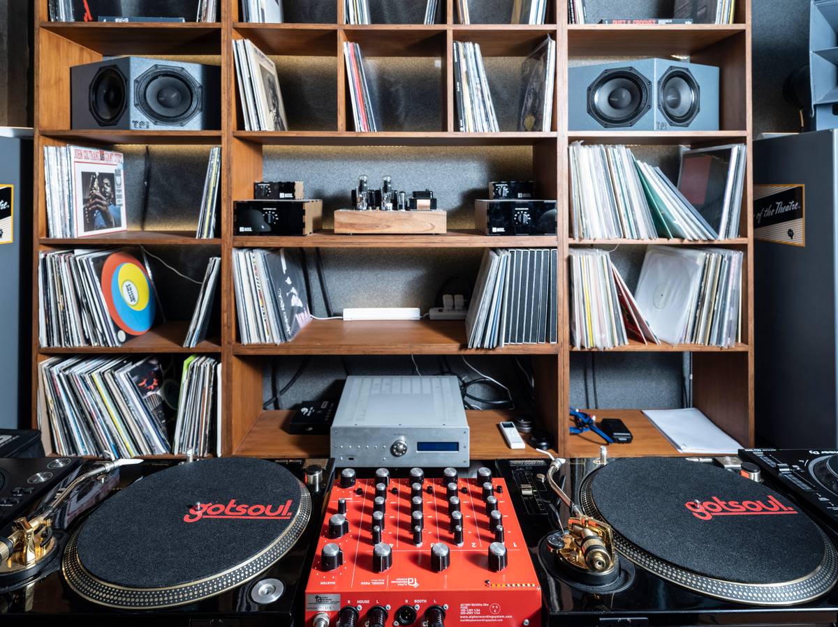 Hi-Fi listening bar.
