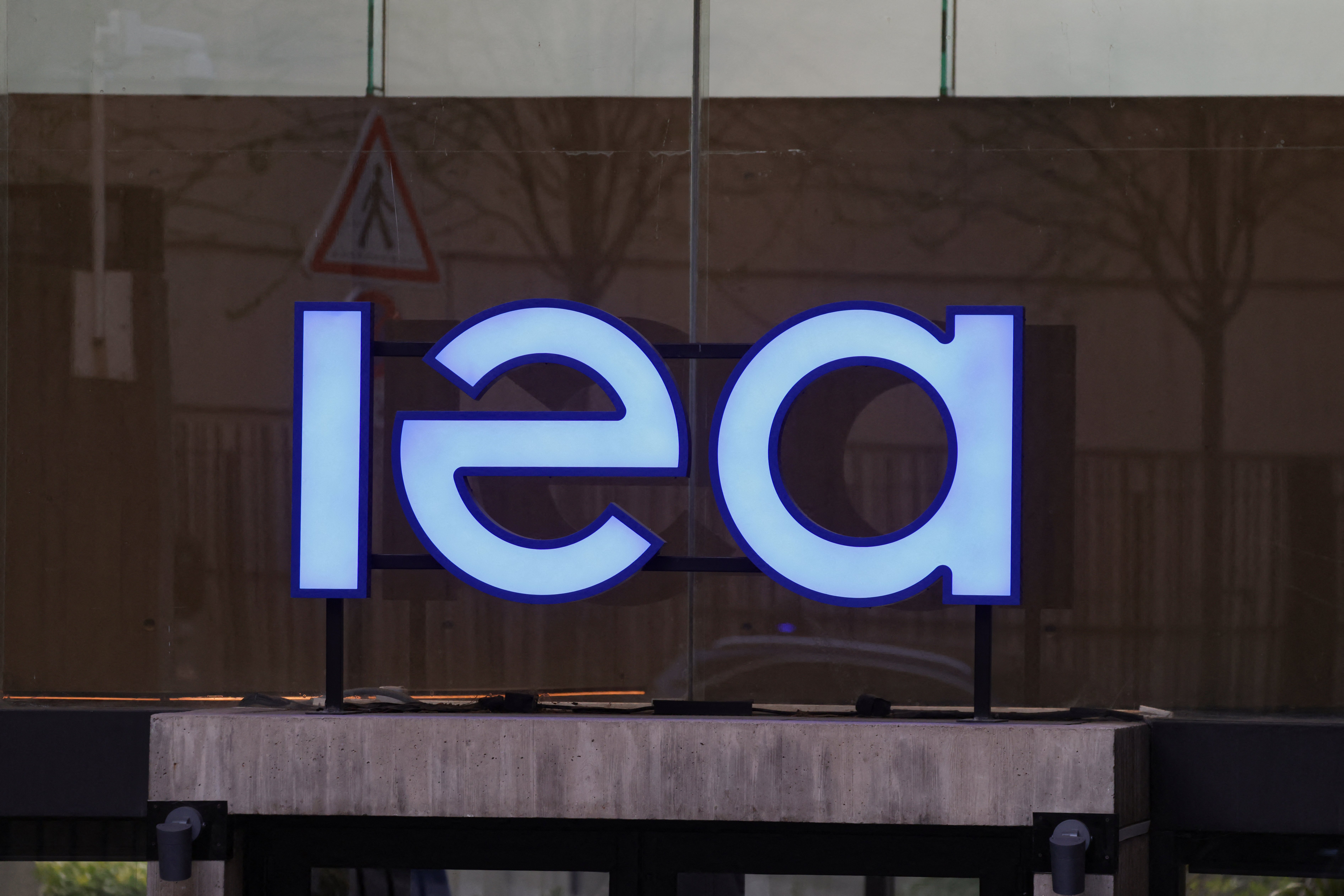 Oil tops $100 as Iran attacks offset IEA stockpile release