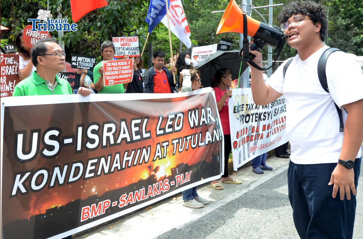 (March 13 2026) Militant group SANLAKAS, with allied organizations, stage a protest action with the theme “Kalampag Laban sa Mataas na Presyo ng Petrolyo at Gerang Agresyon ng US-Israel” along Kalayaan Avenue corner Elliptical Road in Quezon City on Friday, March 13, 2026. The group stages a noise barrage to highlight concerns over rising oil prices and calls for social protection measures amid increasing living costs. Photo/Analy Labor