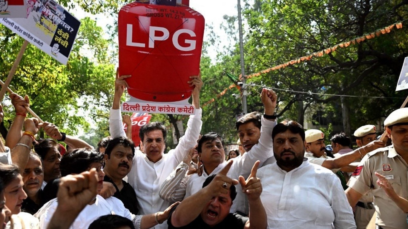 Nepal sells half-filled gas canisters