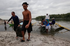 Tahong gatherers at Bulungan Port