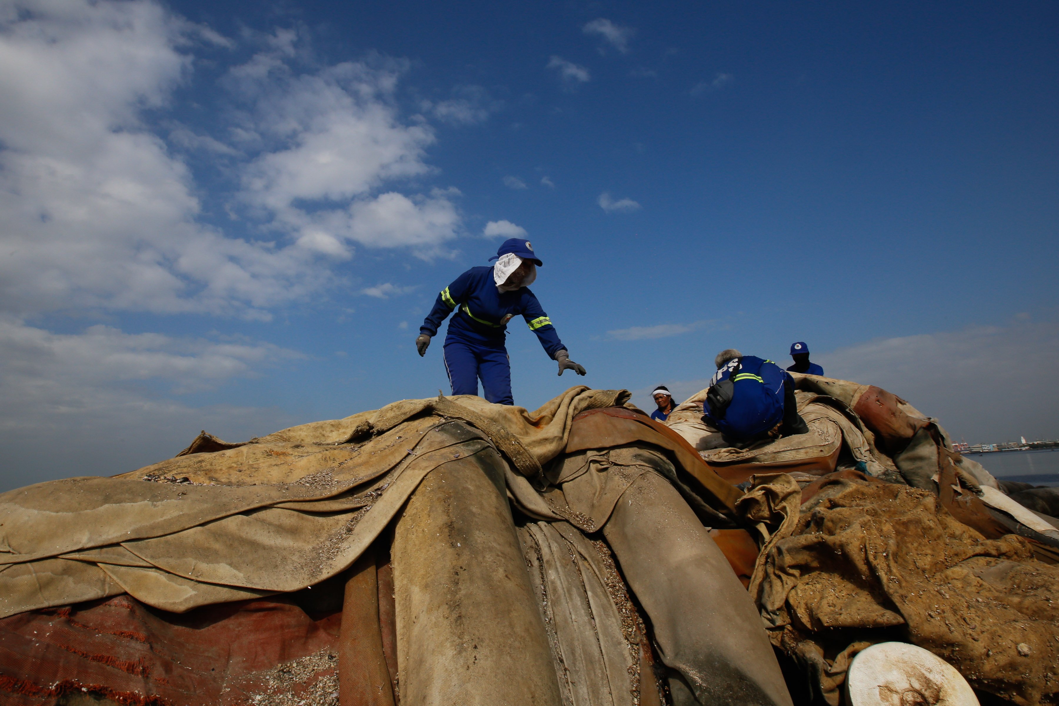 Workers remove Manila Bay eyesore