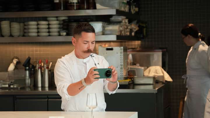 Chef Josh Boutwood, with two Michelin stars, prepared an amazing seven-course meal inspired by photos he captured with the Xiaomi 17 Ultra, co-engineered with Leica photography technology.