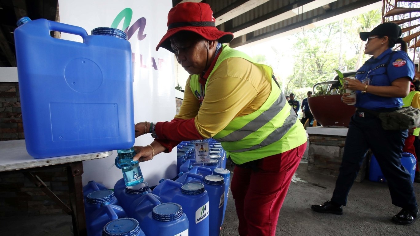 MMDA reactivates ‘heatstroke breaks’ for traffic aides, sweepers