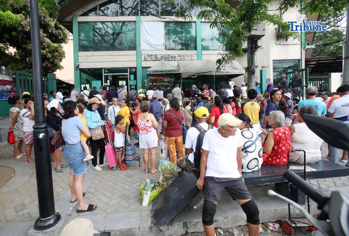 (March 18 2026) Consumers wait in a long queue as they try to purchase the P20 per kilo rice at the Kadiwa Store along elliptical road in Quezon City on Wednesday, March 18, 2026. A customer said they waited in line for a long time because the price of commercial rice at the market was too high. Photo/Analy Labor