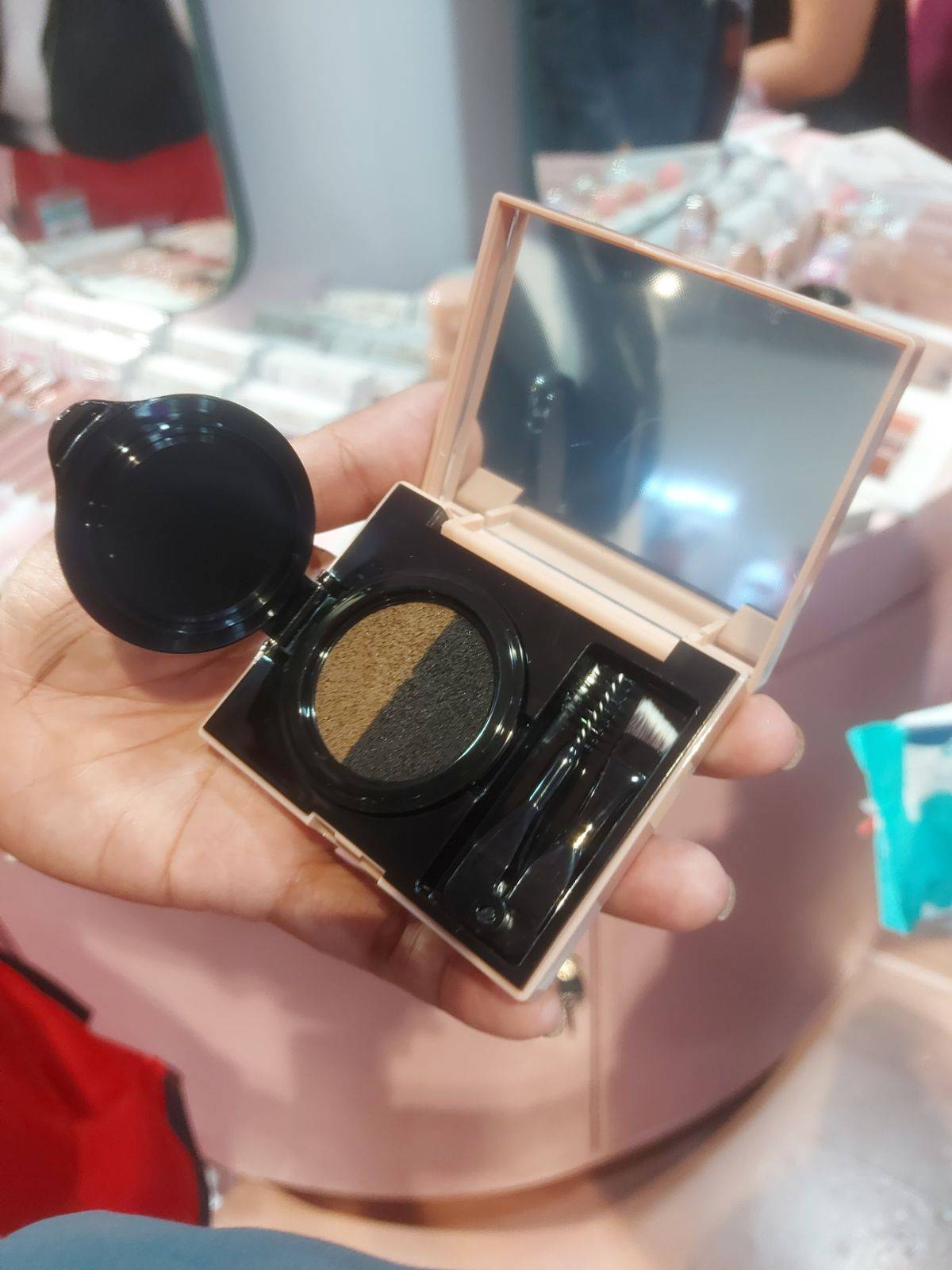 BROW enhancer with castor oil to promote natural hair growth.