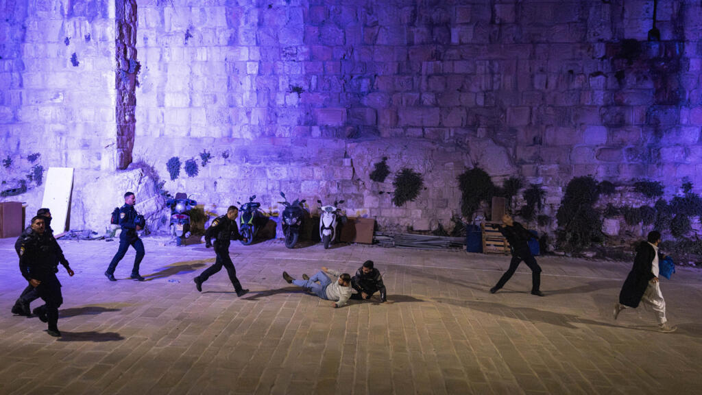 Press slams Israeli police for breaking journalist’s wrist