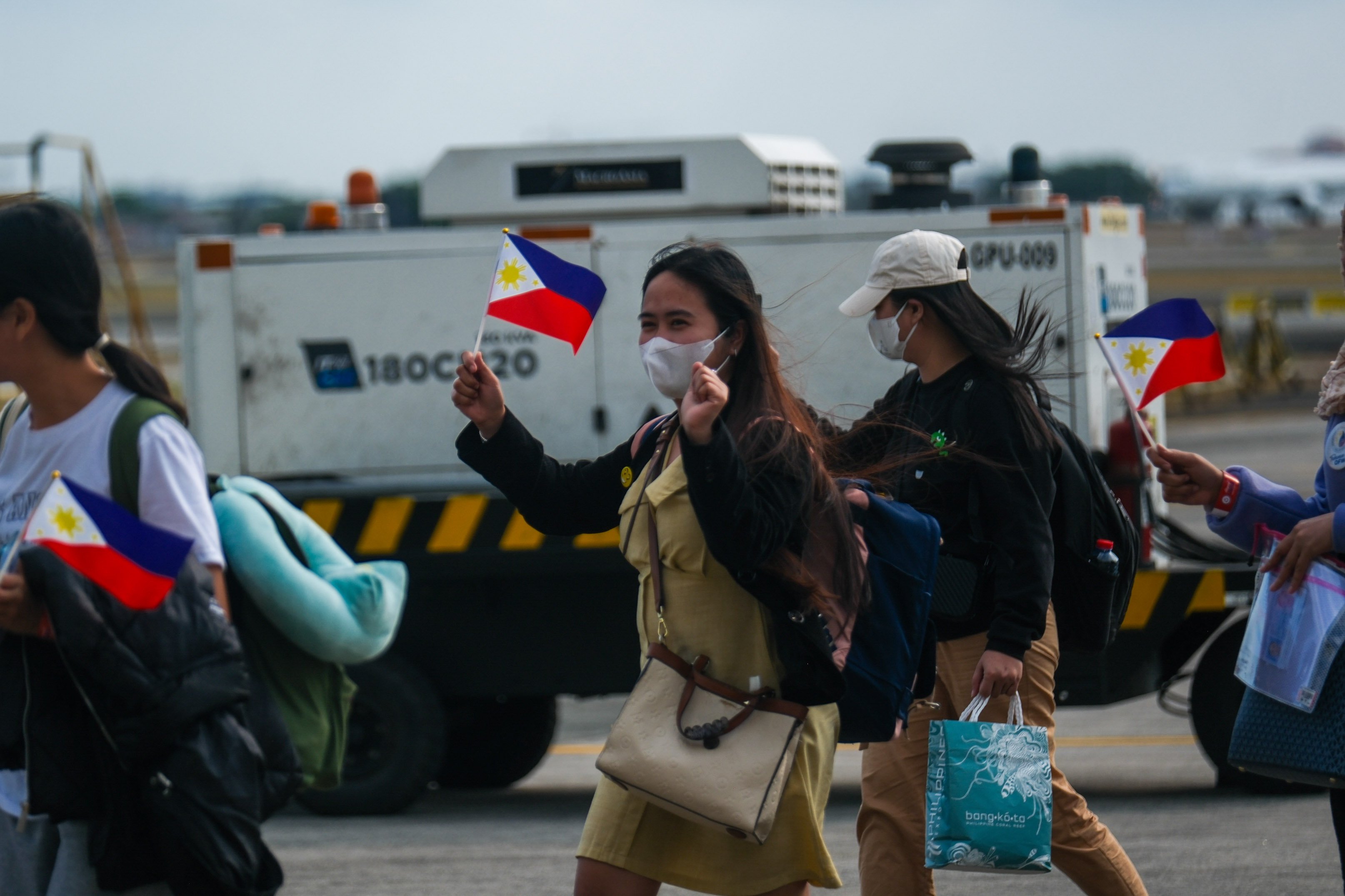 More Pinoys fleeing Gulf conflict arrive