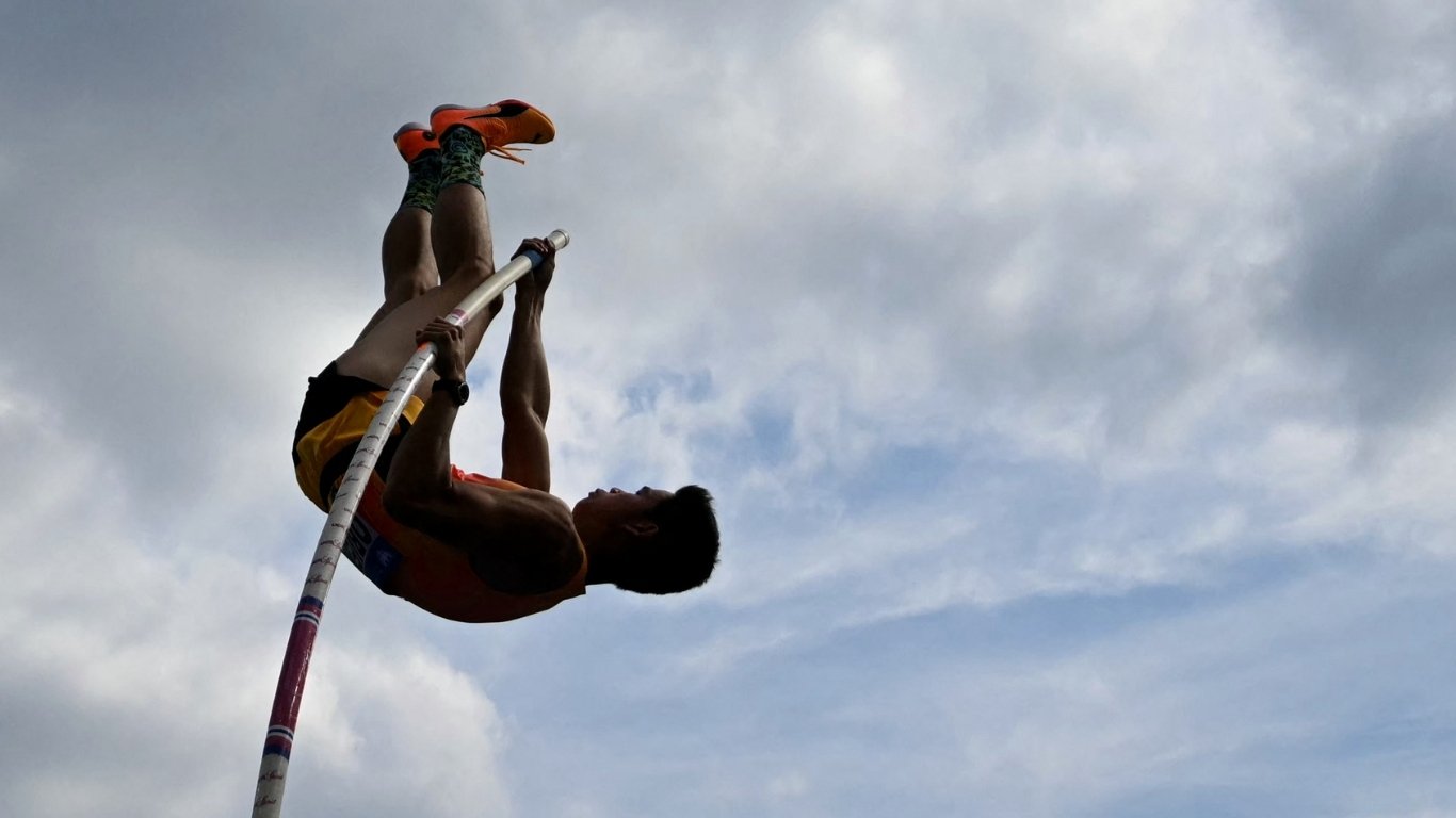 Obiena, 3 others plunge into action