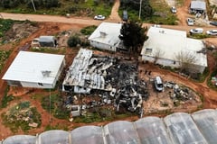 Container fire kills pregnant Syrian mum, 5 kids