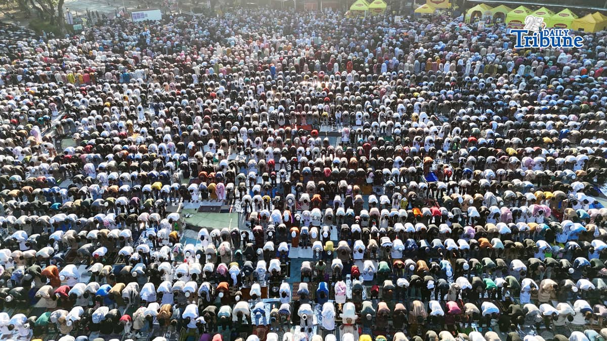 Muslim worshippers gather at Quezon City Circle on Saturday, 21 March 2026, to offer prayers in celebration of Eid’l Fitr.