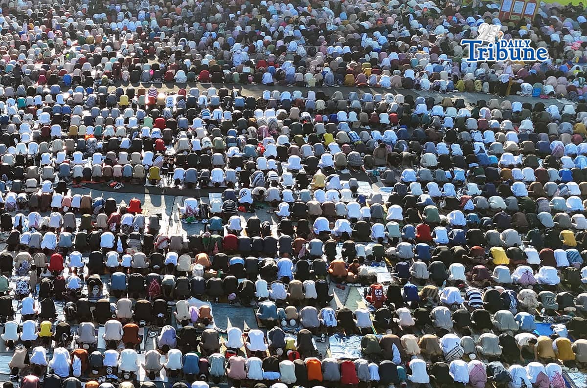 Muslim worshippers gather at Quezon City Circle on Saturday, 21 March 2026, to offer prayers in celebration of Eid’l Fitr.