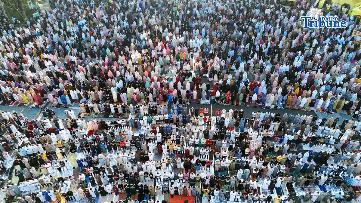 Muslim worshippers gather at Quezon City Circle on Saturday, 21 March 2026, to offer prayers in celebration of Eid’l Fitr.