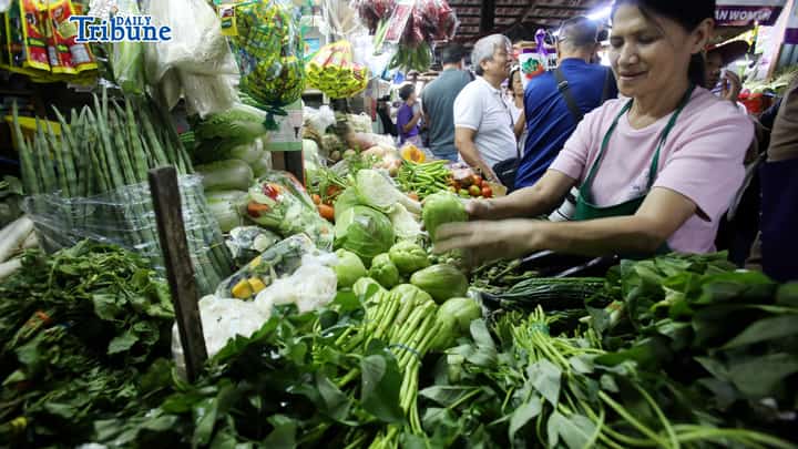 (March 21 2026) Vendors arrange the vegetables they sell at stalls of the Kamuning Market in Quezon City. Vegetable prices remain high due to expensive logistics costs, fuel price surges, and previous weather damage which caused vegetable inflation to rise to 6.1%. The Department of Agriculture (DA) assures the public of stable supplies until July 2026, with some lower-priced options in wet markets. Photo/Analy Labor