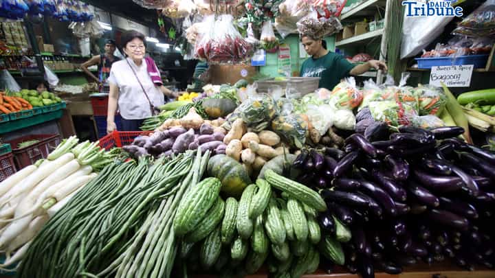 (March 21 2026) Vendors arrange the vegetables they sell at stalls of the Kamuning Market in Quezon City. Vegetable prices remain high due to expensive logistics costs, fuel price surges, and previous weather damage which caused vegetable inflation to rise to 6.1%. The Department of Agriculture (DA) assures the public of stable supplies until July 2026, with some lower-priced options in wet markets. Photo/Analy Labor