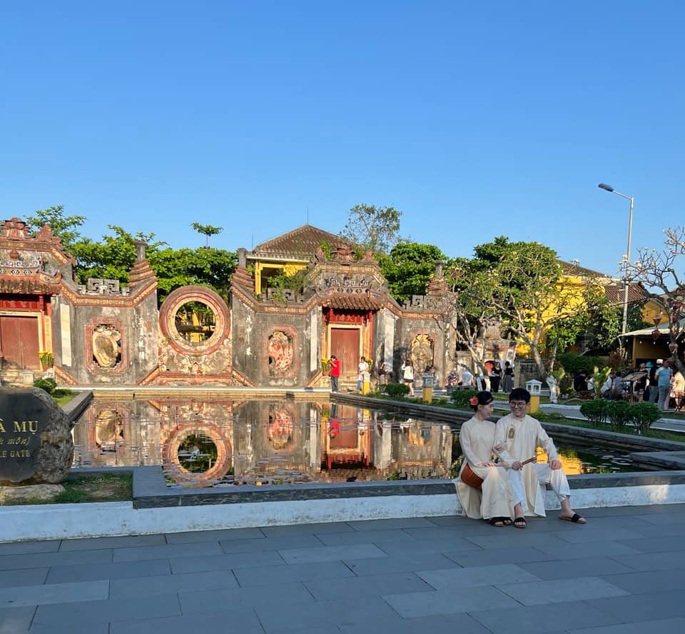 STOP by Ba Mu Temple Gate.