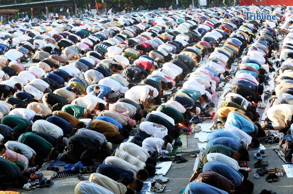 (March 21 2026) Muslim brothers and sisters gathered at Quezon City Circle , offer prayers as they celebrate Eid’l Fitr on Saturday March 21 2026. Photo/Analy Labor