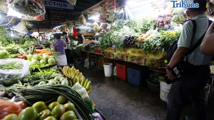 Kamuning Market vendors arrange their wares.
Vegetable prices remain high due to expensive logistics, fuel prices, and weather damages.