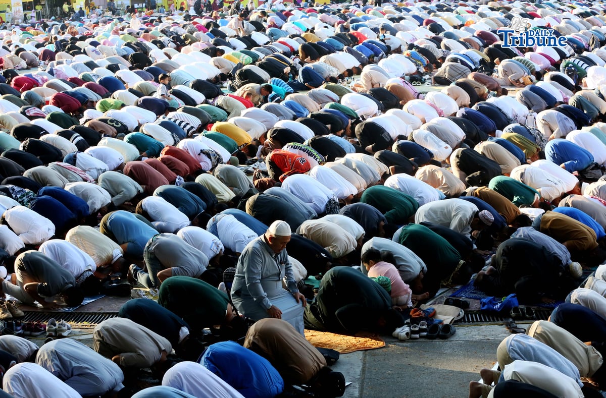 (March 21 2026) Muslim brothers and sisters gathered at Quezon City Circle , offer prayers as they celebrate Eid’l Fitr on Saturday March 21 2026. Photo/Analy Labor
