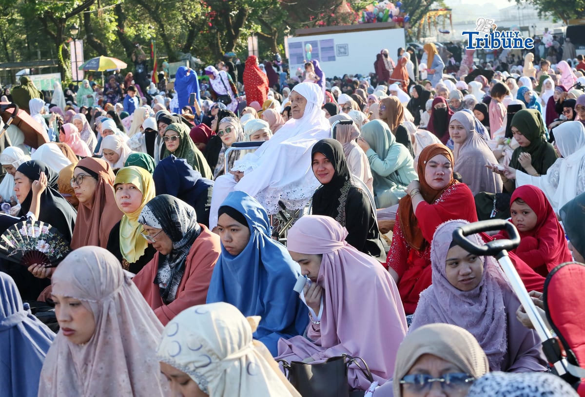 (March 21 2026) Muslim brothers and sisters gathered at Quezon City Circle , offer prayers as they celebrate Eid’l Fitr on Saturday March 21 2026. Photo/Analy Labor