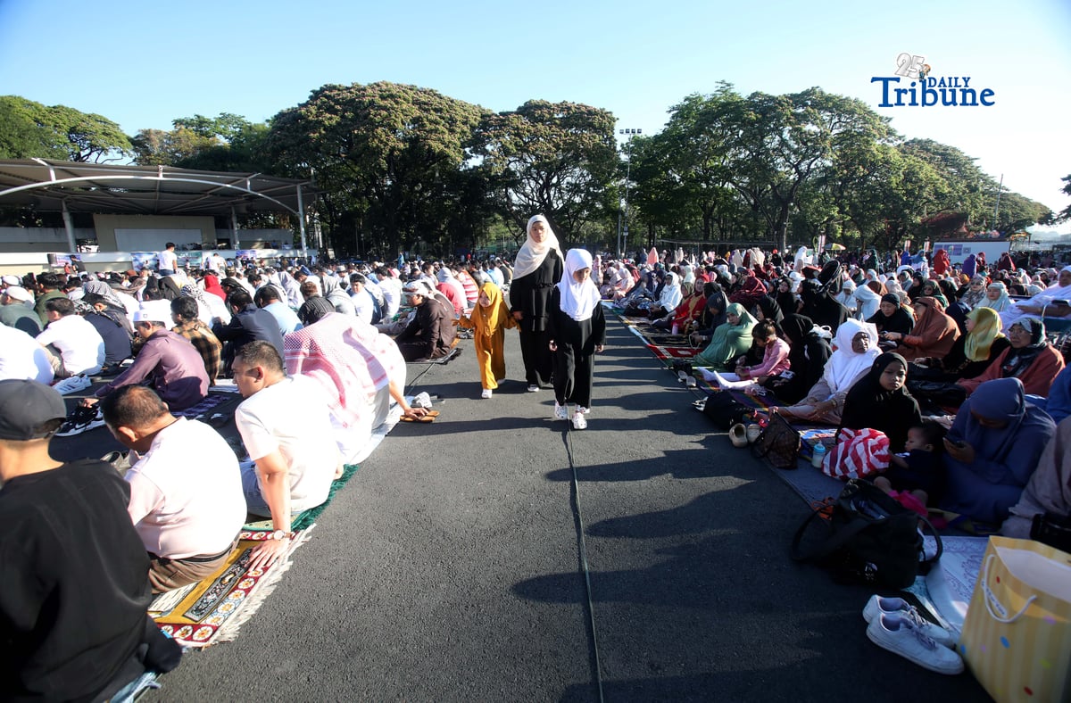 (March 21 2026) Muslim brothers and sisters gathered at Quezon City Circle , offer prayers as they celebrate Eid’l Fitr on Saturday March 21 2026. Photo/Analy Labor
