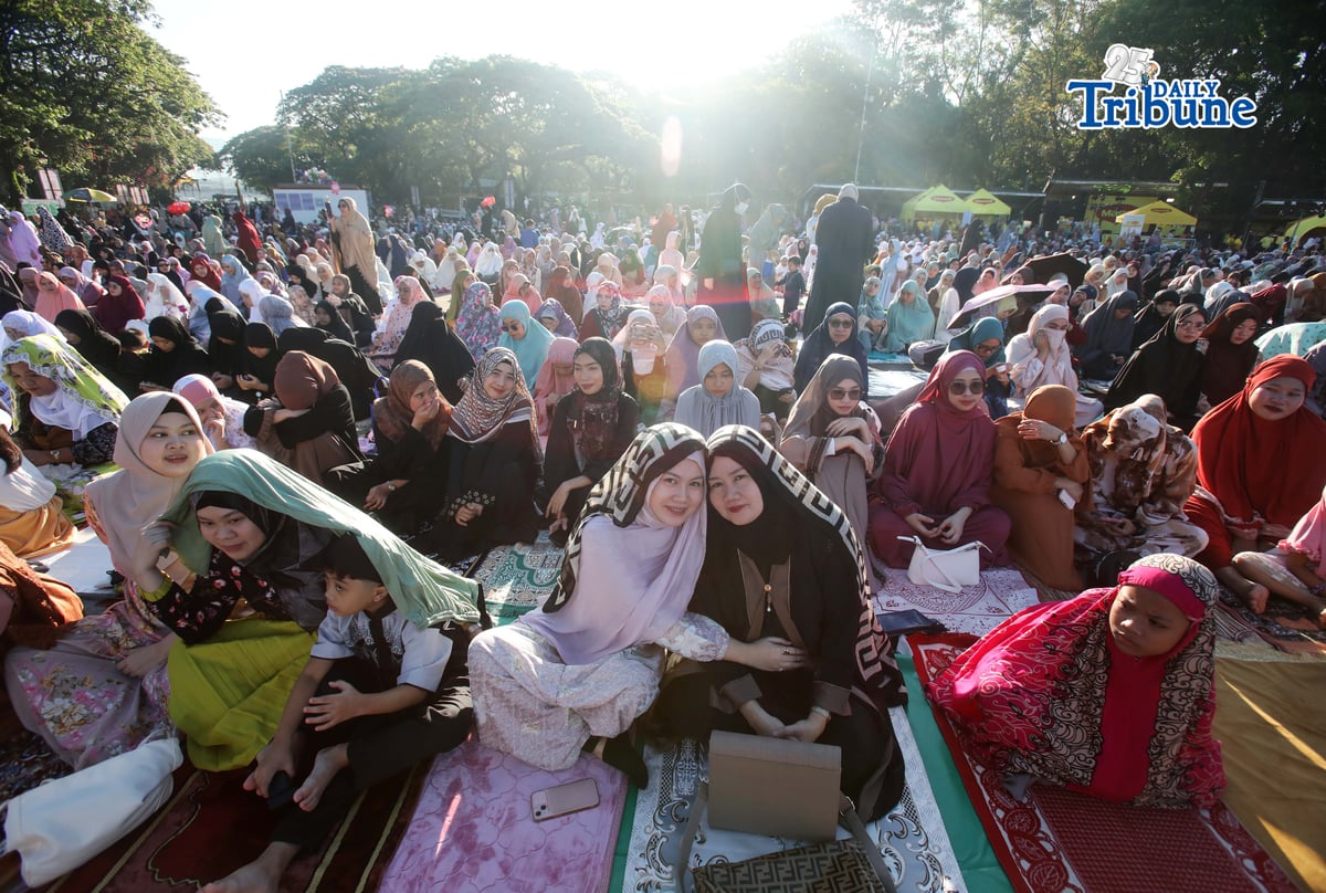 (March 21 2026) Muslim brothers and sisters gathered at Quezon City Circle , offer prayers as they celebrate Eid’l Fitr on Saturday March 21 2026. Photo/Analy Labor