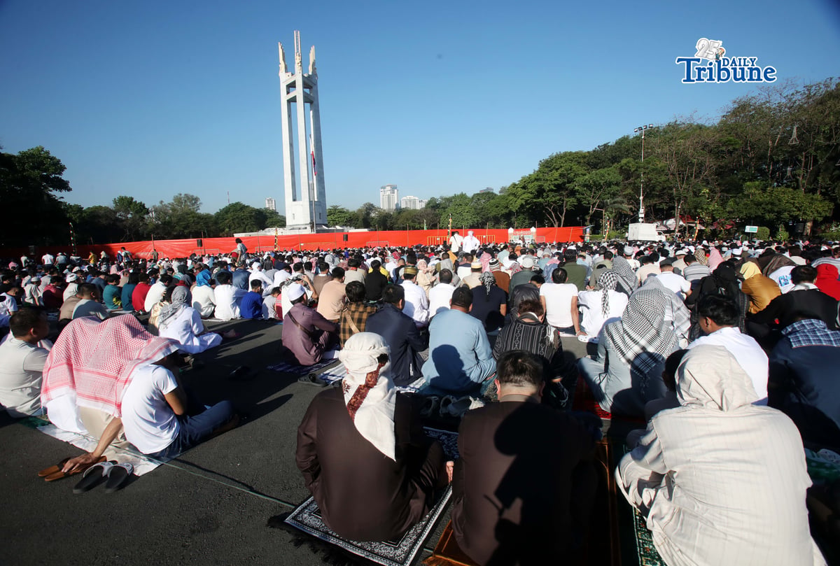 (March 21 2026) Muslim brothers and sisters gathered at Quezon City Circle , offer prayers as they celebrate Eid’l Fitr on Saturday March 21 2026. Photo/Analy Labor