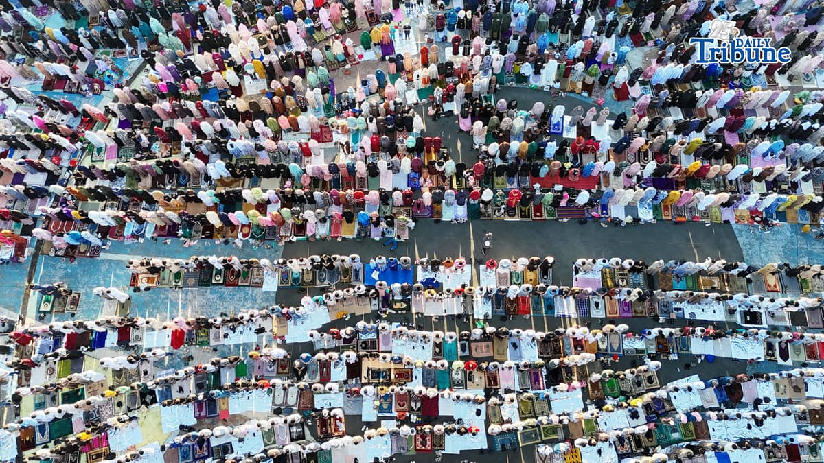 Muslim worshippers gather at Quezon City Circle on Saturday, 21 March 2026, to offer prayers in celebration of Eid’l Fitr.