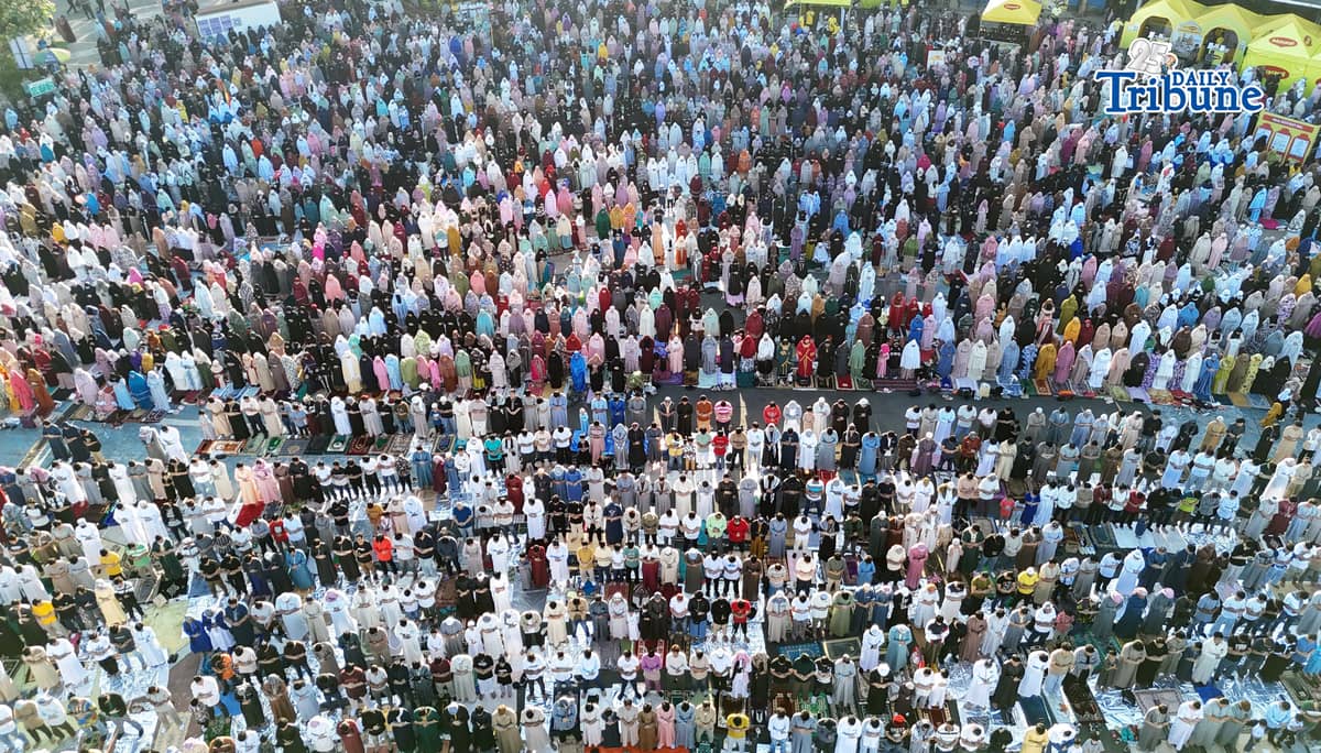Muslim worshippers gather at Quezon City Circle on Saturday, 21 March 2026, to offer prayers in celebration of Eid’l Fitr.