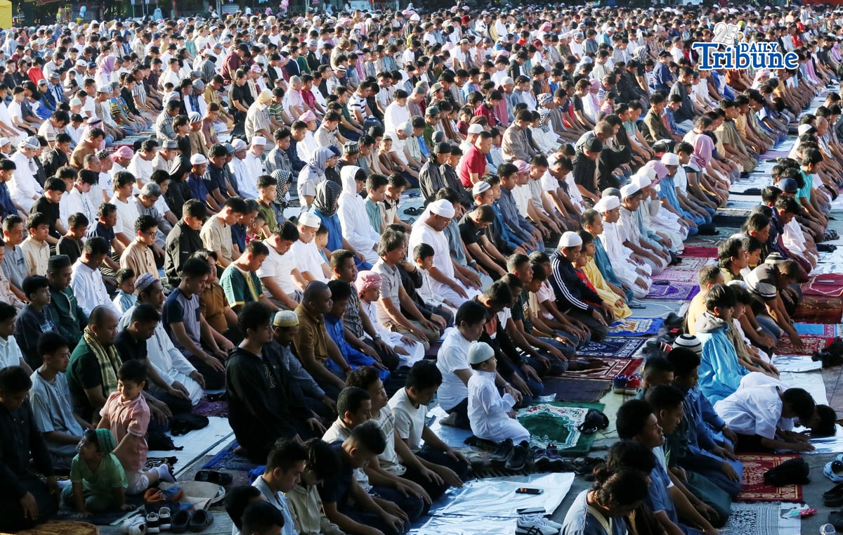 (March 21 2026) Muslim brothers and sisters gathered at Quezon City Circle , offer prayers as they celebrate Eid’l Fitr on Saturday March 21 2026. Photo/Analy Labor