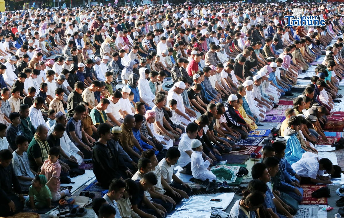 (March 21 2026) Muslim brothers and sisters gathered at Quezon City Circle , offer prayers as they celebrate Eid’l Fitr on Saturday March 21 2026. Photo/Analy Labor